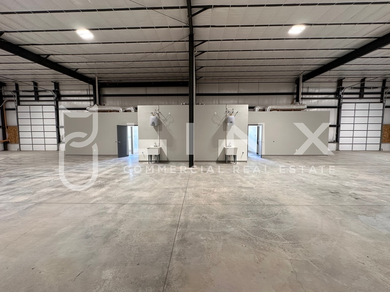 More Photos Of 563 S Commerce Dr, Hurricane Industrial For Lease