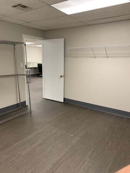 More Photos Of 10308 State Line Rd, Leawood Office For Lease