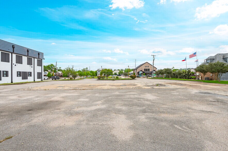 More Photos Of 310 Friendswood Dr, Friendswood Land For Lease