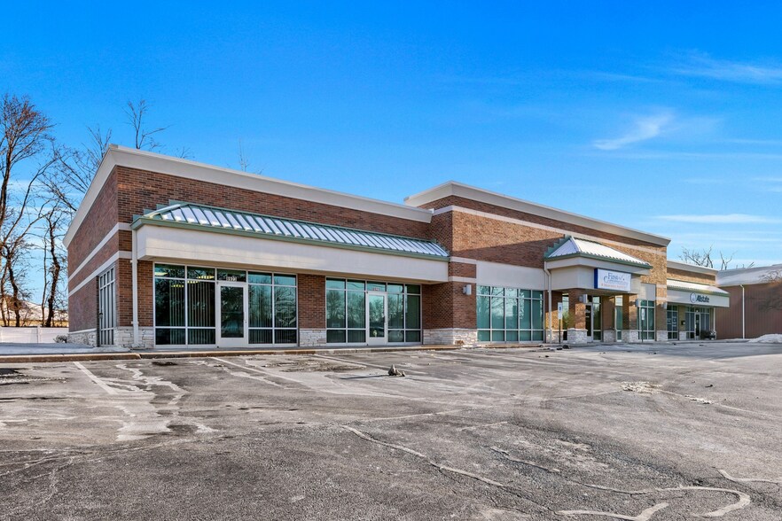 More Photos Of 8913-8923 Veterans Memorial Pky, O'Fallon Office Residential For Lease