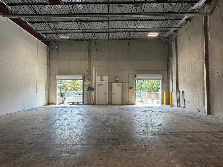More Photos Of 3600-3606 Silver Star Rd, Orlando Unknown For Lease