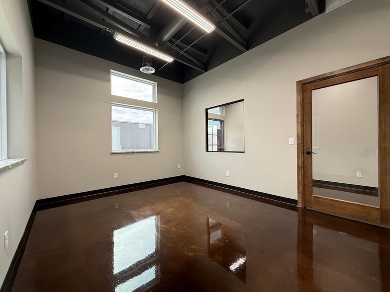 More Photos Of 8136 Silver Crossing, Oklahoma City Warehouse For Lease