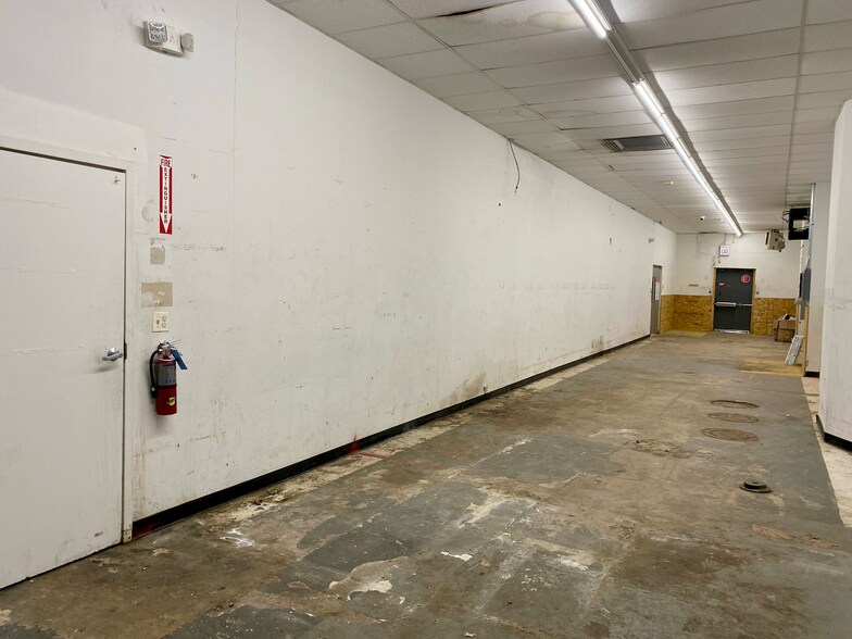 More Photos Of 5101 W Division St, Chicago Storefront For Lease