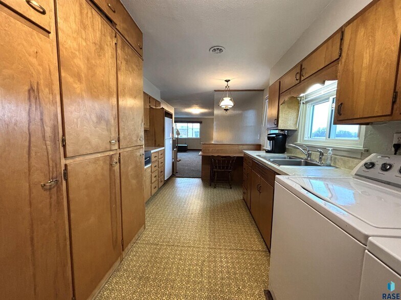 More Photos Of 118 N Broadway Ave, Miller General Retail For Sale