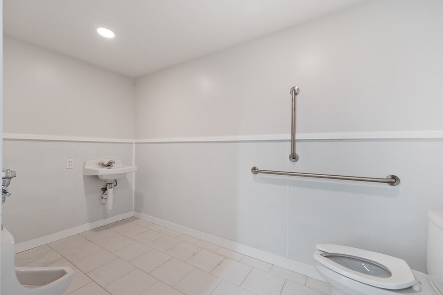 More Photos Of 200-208 E Eighth Ave, Munhall Freestanding For Sale