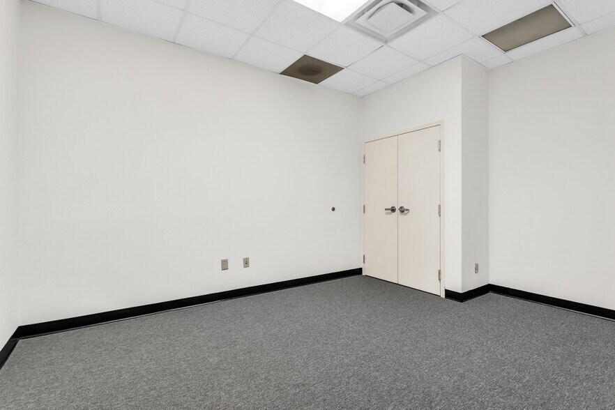 More Photos Of 1801 Precinct Line Rd, Hurst Medical For Lease