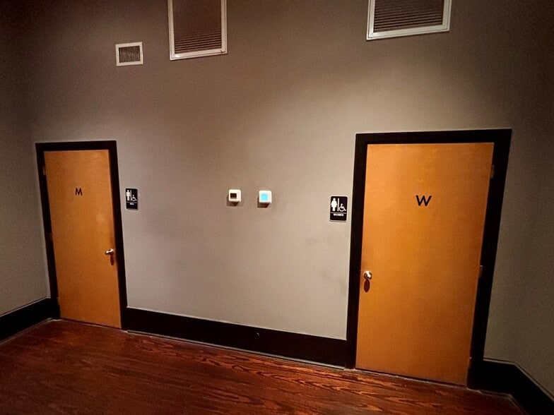 More Photos Of 128-130 N Ashley St, Valdosta General Retail For Lease