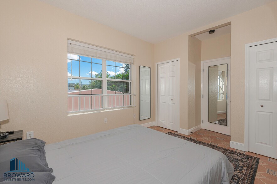 More Photos Of 330 SW 20th St, Fort Lauderdale Multifamily For Sale