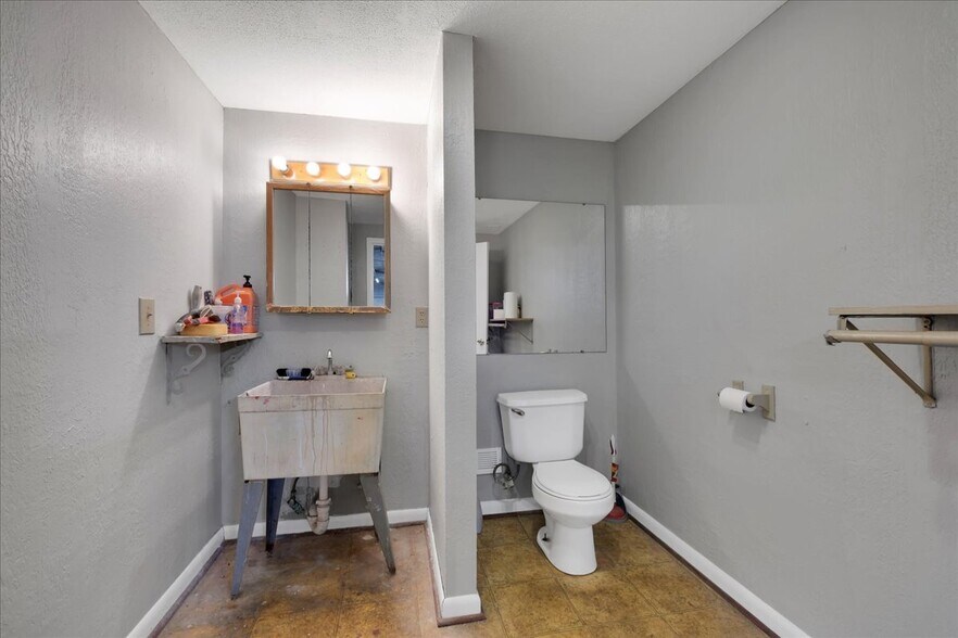 More Photos Of 1518 Petunia Ave, Louisville Warehouse For Sale