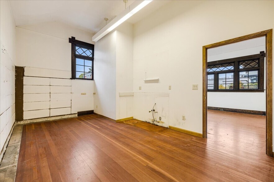 More Photos Of 5827 SE 91st Ave, Portland Medical For Sale