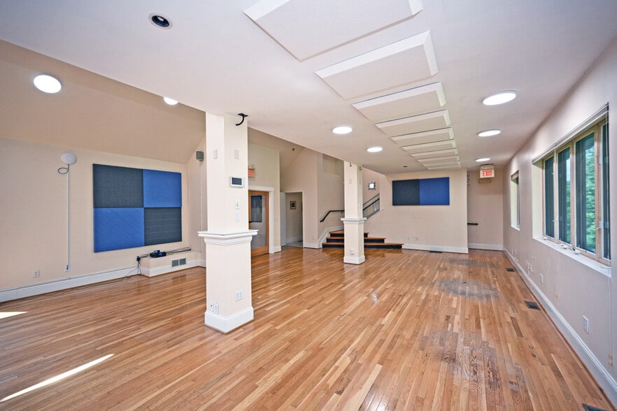 More Photos Of 2150 Alpine Pl, Cincinnati Office For Sale