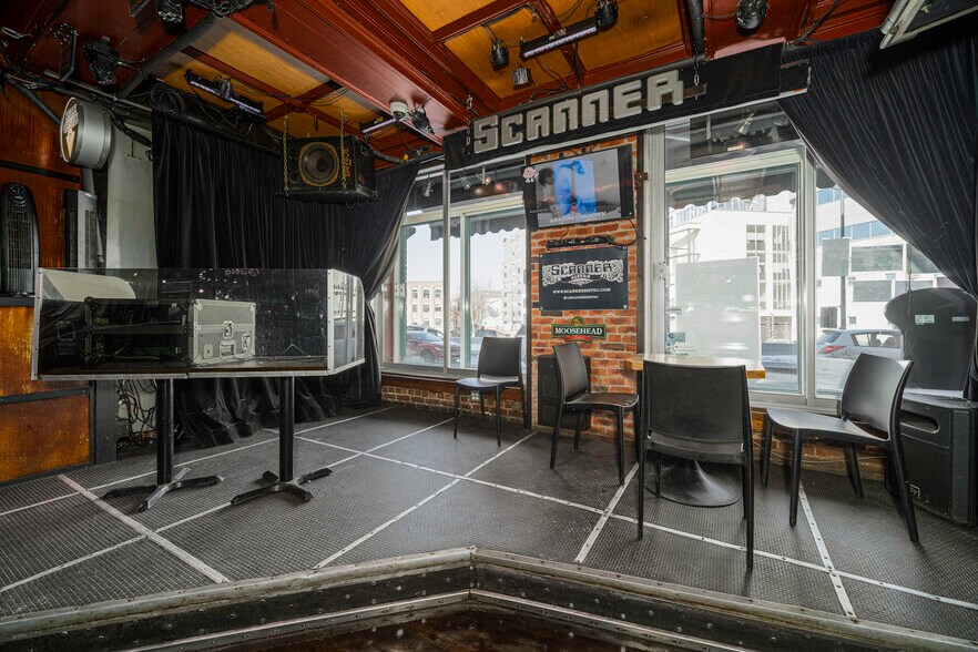 More Photos Of 291 Rue De Saint-Vallier E, Québec Office For Sale