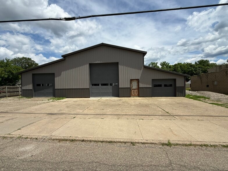 More Photos Of 1015 Trenton Ave, Uhrichsville Industrial For Sale
