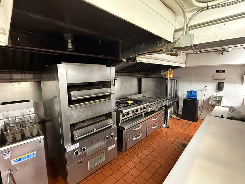 More Photos Of 1855 Gulf Blvd, Englewood Bar For Sale