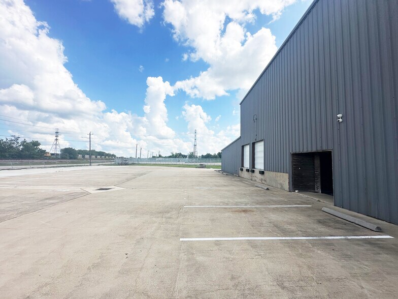 More Photos Of 731-931 Silverado Trl, Rosenberg Warehouse For Sale
