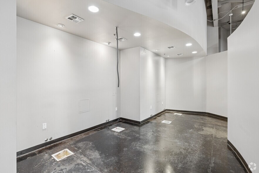 More Photos Of 1342 W Warner Rd, Tempe Unknown For Lease