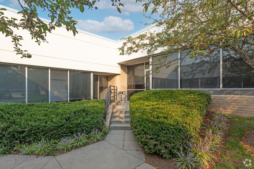 More Photos Of 4451 Brookfield Corporate Dr, Chantilly Unknown For Lease