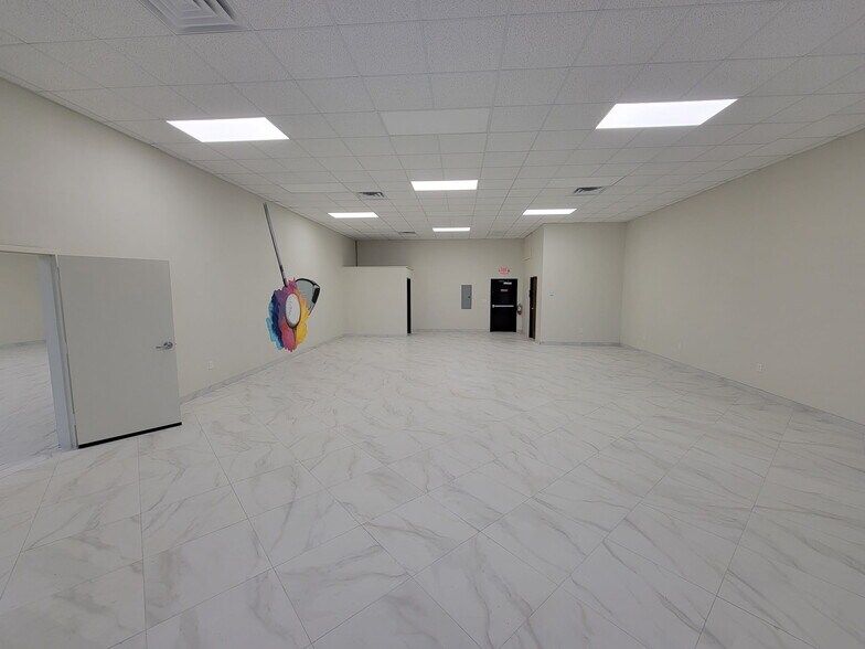 More Photos Of 1898 W Cumberland Rd, Tyler Storefront For Lease