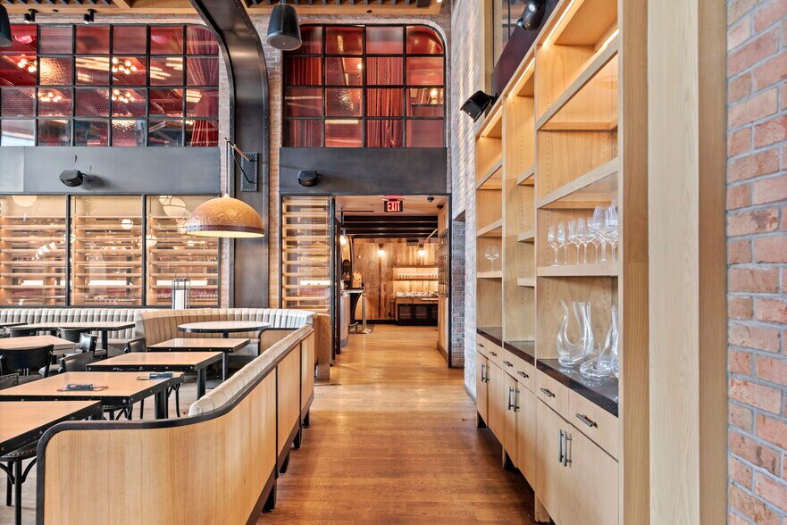 More Photos Of 650 N La Cienega Blvd, West Hollywood Restaurant For Lease