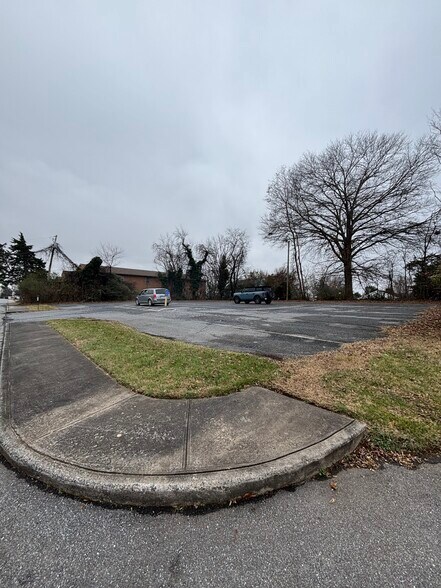 More Photos Of 3024 Forest Hills Cir, Lynchburg Office For Sale