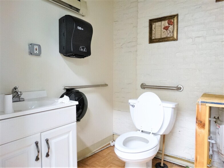 More Photos Of 1111 DeKalb Ave, Brooklyn Storefront Retail Office For Lease