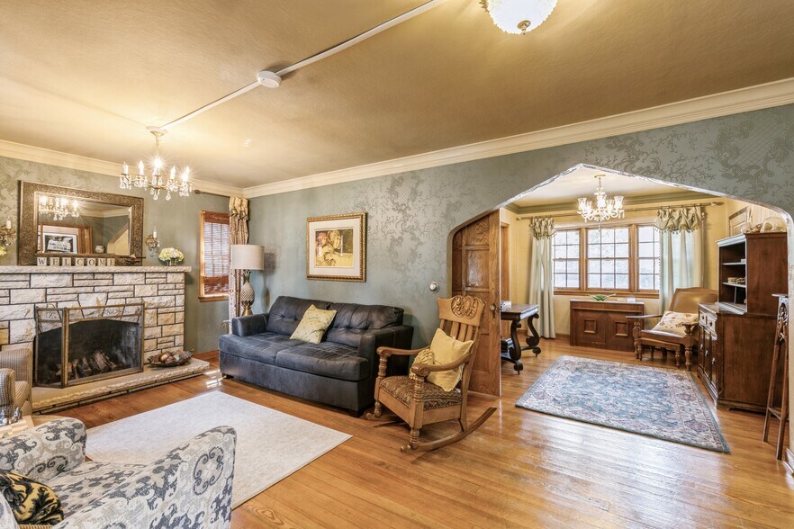 More Photos Of 324 1st St, Des Moines General Retail For Sale