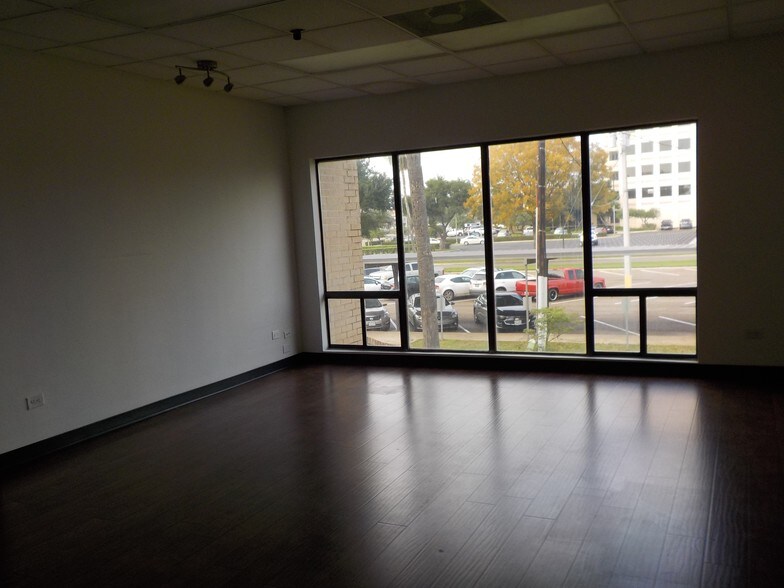 More Photos Of 3700 N 10th St, McAllen Office For Lease