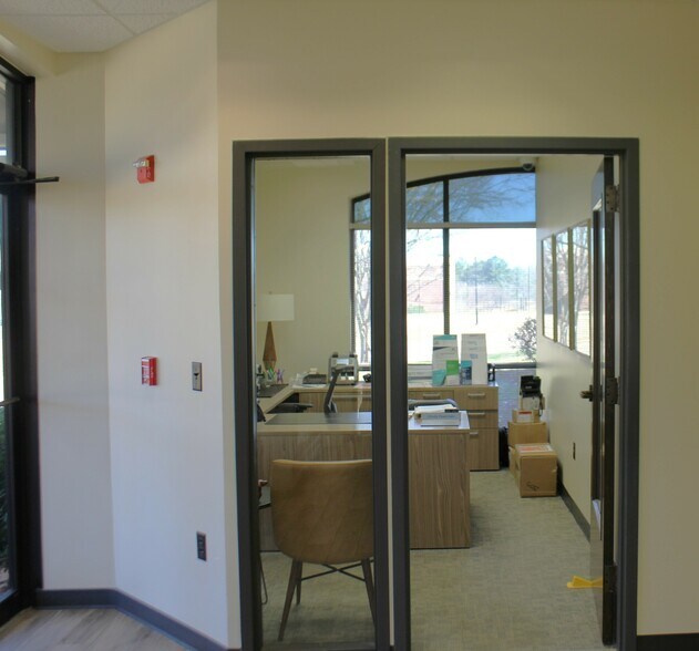 More Photos Of 601 Crescent Blvd, Ridgeland Office For Lease
