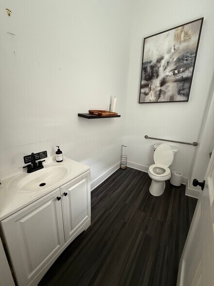 More Photos Of 40 Wall St, Norwalk Freestanding For Lease