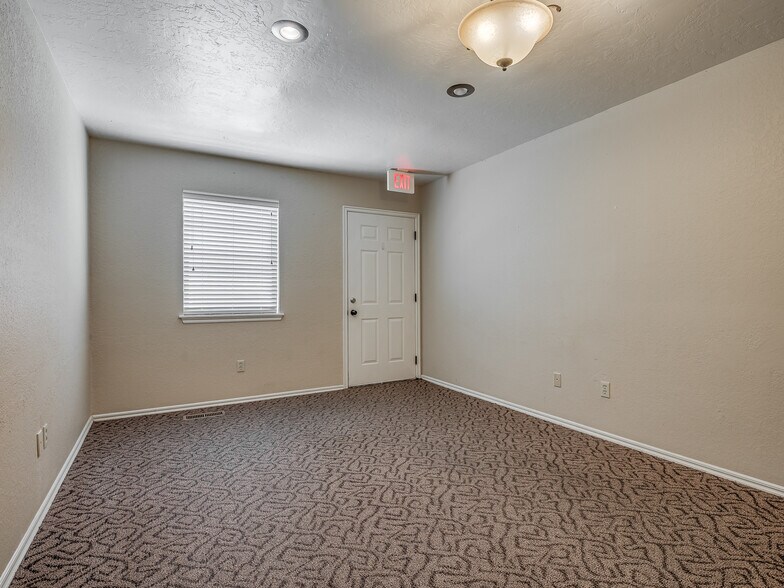 More Photos Of 525 Tower Dr, Moore Office For Lease