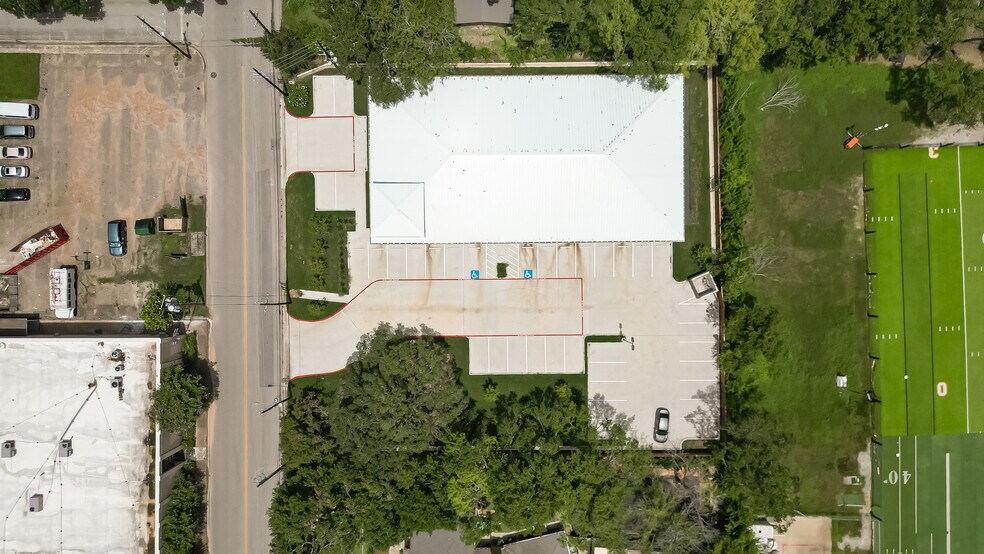 More Photos Of 910 East Ave, Katy Showroom For Lease