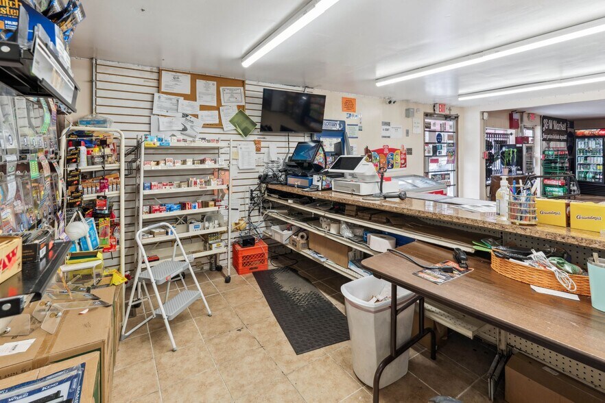 More Photos Of 117 Clinton St, Shrewsbury Freestanding For Sale