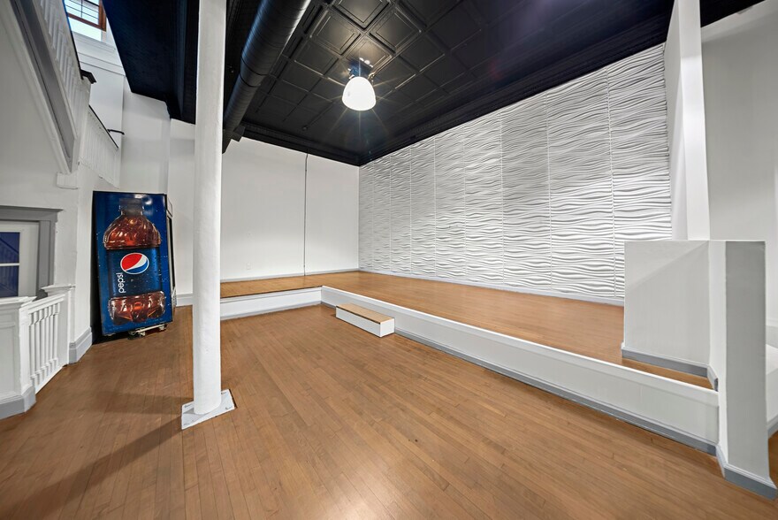 More Photos Of 2055 Gratiot Ave, Detroit Storefront Retail Office For Lease