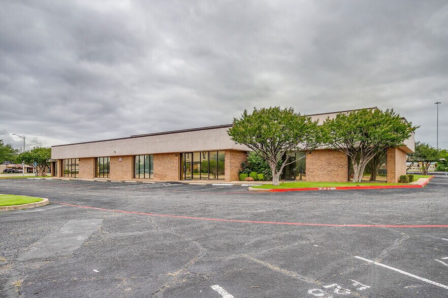 More Photos Of 6451 Brentwood Stair Rd, Fort Worth Office For Lease