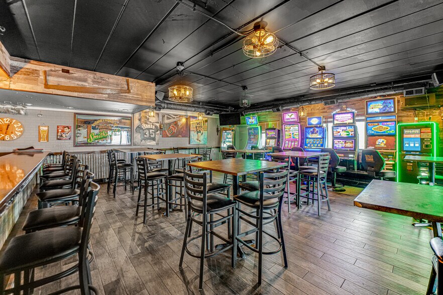 More Photos Of 6906 W 111th St, Worth Bar For Sale