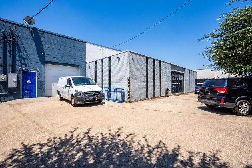 More Photos Of 2005 Wall St, Dallas Showroom For Lease