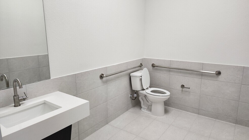More Photos Of 16702 House Hahl Rd, Cypress Medical For Lease