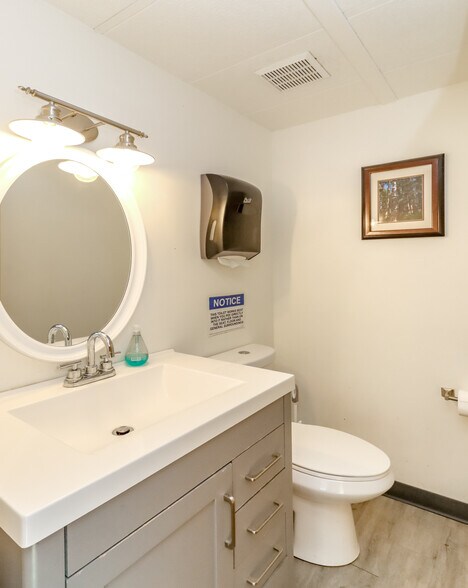 More Photos Of 1710 6th St, Bremerton Office For Sale