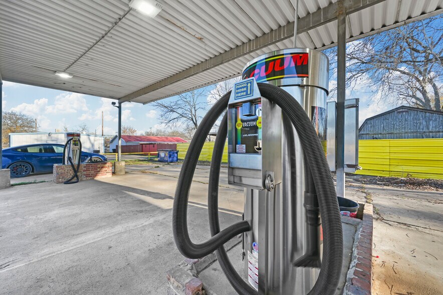 More Photos Of 805 Poindexter Ave, Cleburne Carwash For Sale