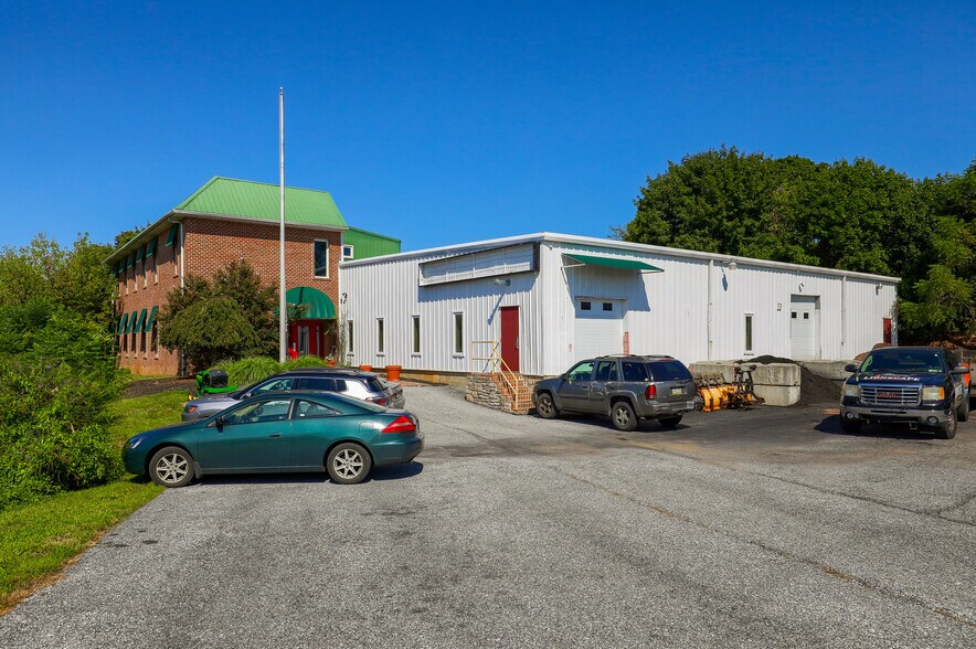 More Photos Of 280 N Park St, Dallastown Warehouse For Lease