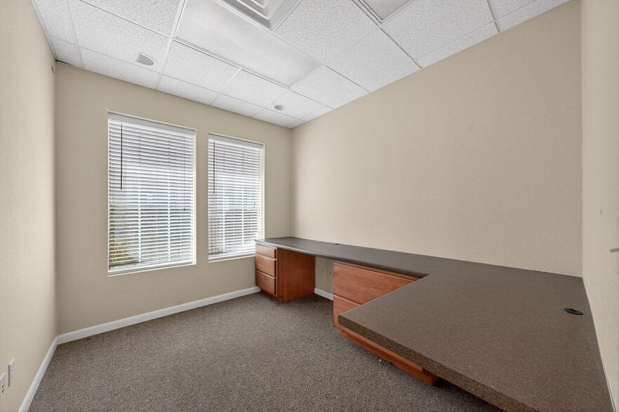 More Photos Of 4230 Gardendale St, San Antonio Office For Sale