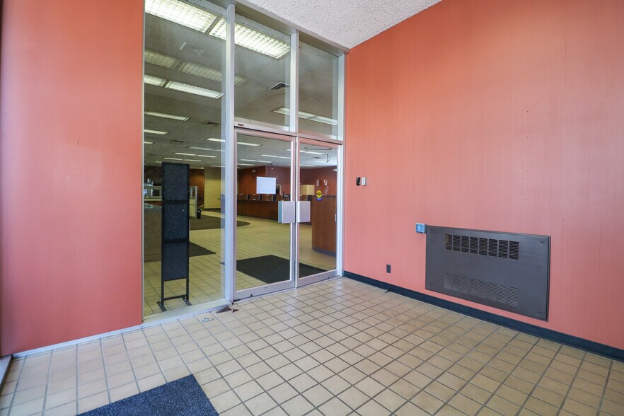 More Photos Of 619 SE Main St, Roseburg Bank For Lease