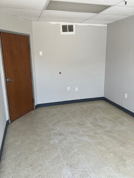 More Photos Of 800 Fulgham Rd, Plano Warehouse For Lease