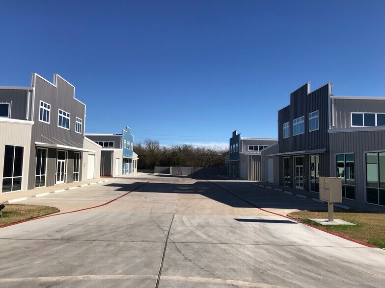 More Photos Of 11215 Conroy Ln, Austin Showroom For Lease