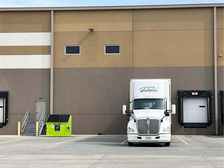 More Photos Of 14301 NE 41st St, Kansas City Warehouse For Lease