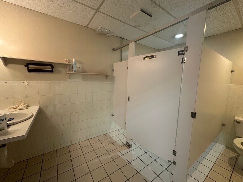More Photos Of 2028 Hollywood Blvd, Hollywood Storefront Retail Residential For Lease
