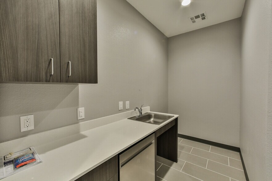 More Photos Of 800 Bonaventure Way, Sugar Land Unknown For Lease