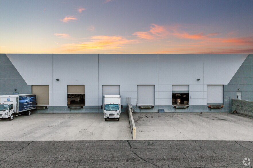 More Photos Of 4501 E McDowell Rd, Phoenix Showroom For Sale