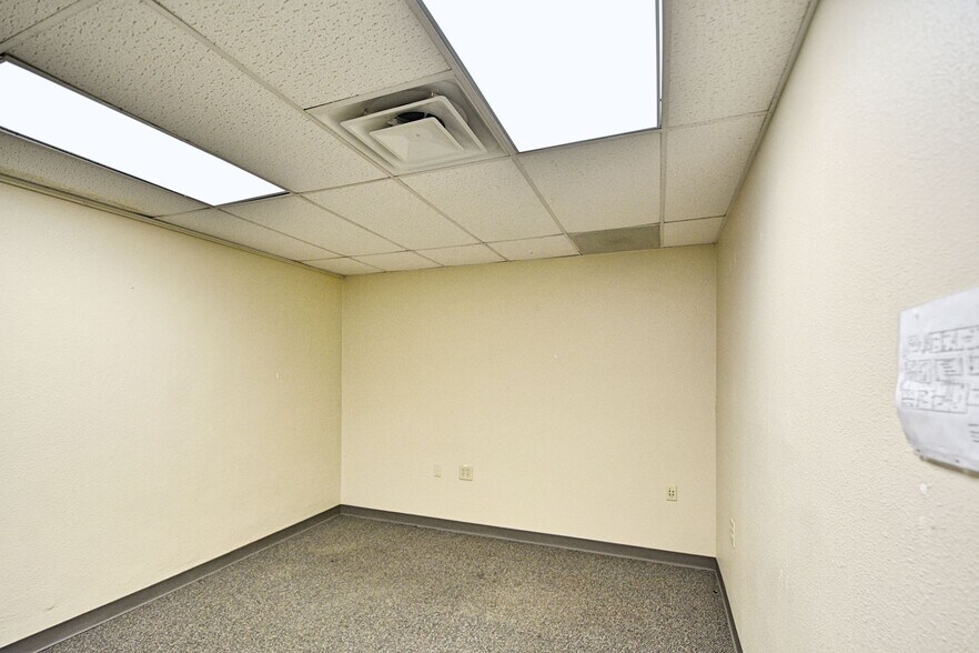 More Photos Of 109-111 N River St, Seguin Office For Sale