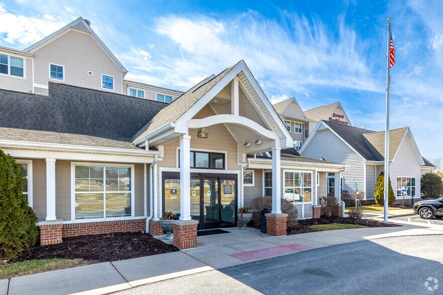 More Photos Of 4600 53rd St, Moline Hotel For Sale